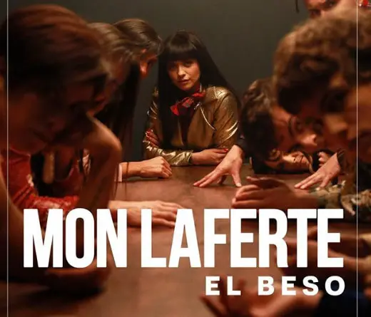 Mon Laferte estrena El beso, video protagonizado por Diego Luna en el que sobran los besos.